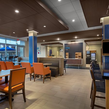 Holiday Inn Express & Suites - Fayetteville South By Ihg Exteriör bild